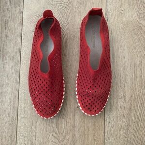 Ilse Jacobsen Tulip 139 is a lightweight, perforated slip-on shoe